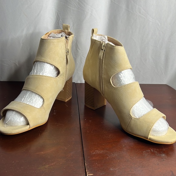 7.5 tan open toe heels - Picture 3 of 3